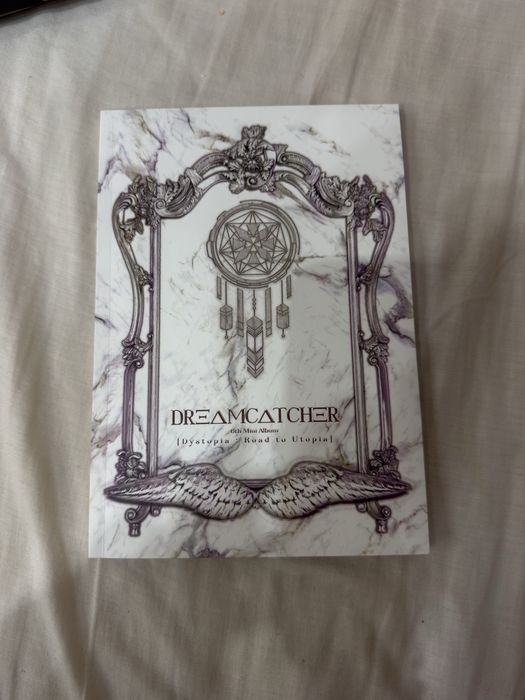 Продавам нов мини албум на DreamCatcher – „Road to Utopia“ (розов)