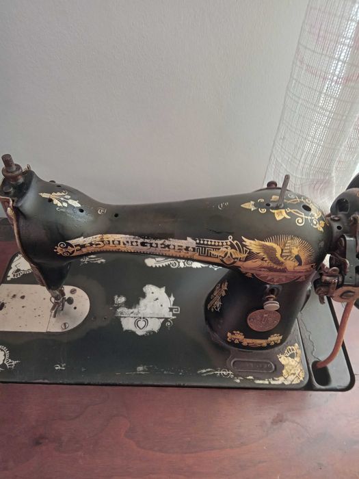 vand  masina de cusut singer vechime mare(100 ani)