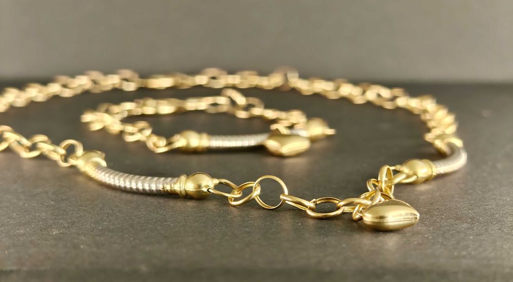 Продавам златен комплект BVLGARI - гривна и колие