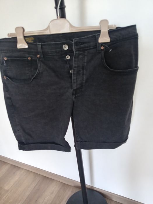 Vând pantaloni scurți pt bărbați