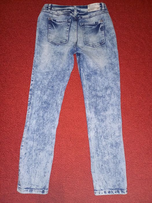 Продаются джинсы и капры джинсовые.