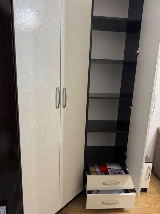 Продам угловой плательный шкаф