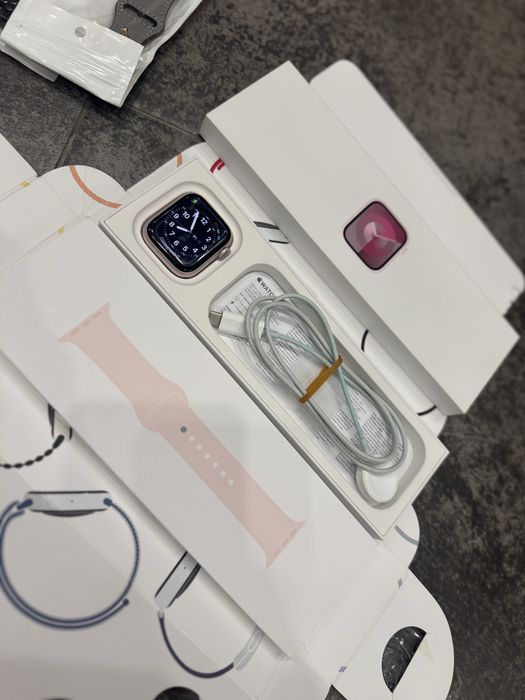 Продам apple watch 4 и 9 серии