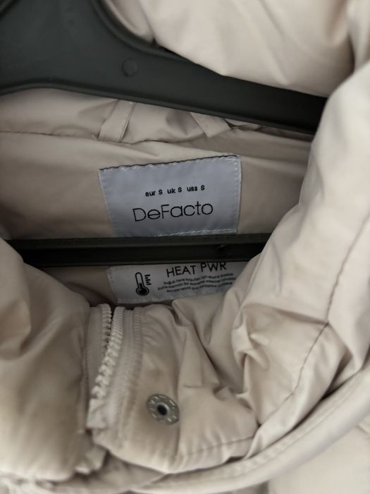 Продаю куртку молочного цвета