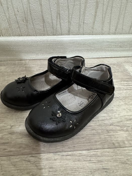 Продам детские туфли для девочек