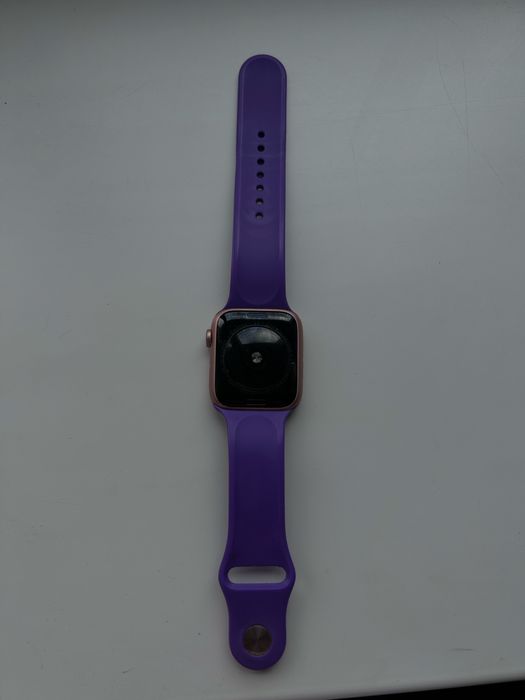 Продам Apple Watch SE