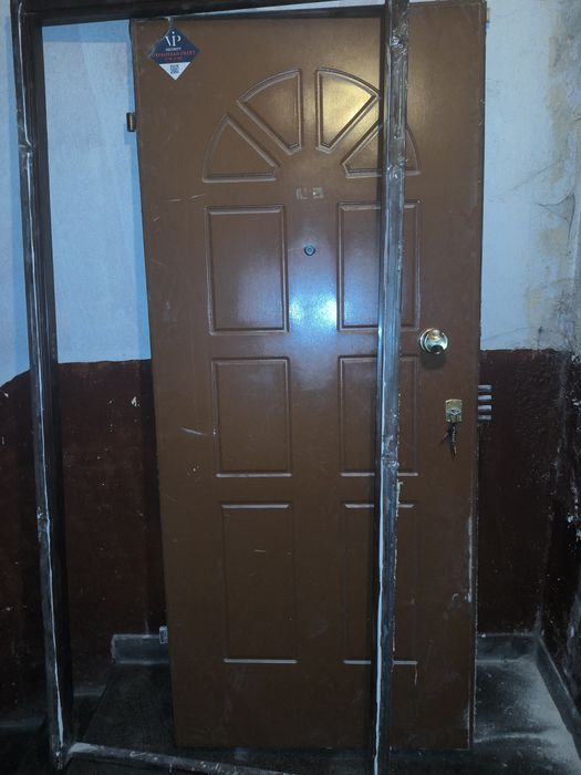 Блиндирана входна външна врата. Перфектна + топ брава + стоманена каса