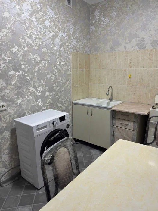 Продаётся 1 комнатная с ремонтом на Авиасозлар 1. Кадышева.