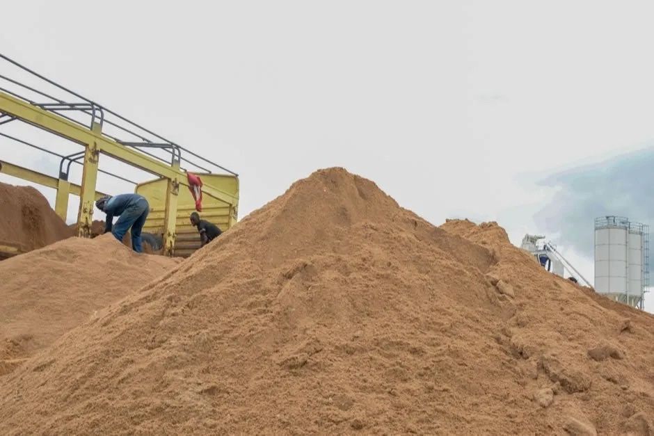 Asfalt frezat/ beton concasat/pamant vegetal/ nisip/ balast/ piatra