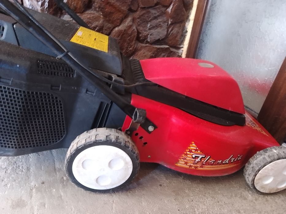 Mașina de tuns iarba electrica