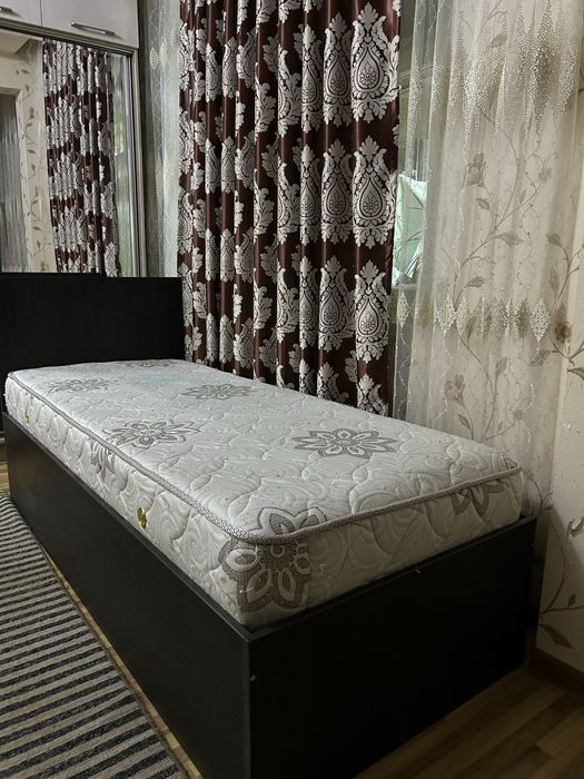 Продаю стол и кровать односпальную с матрасом
