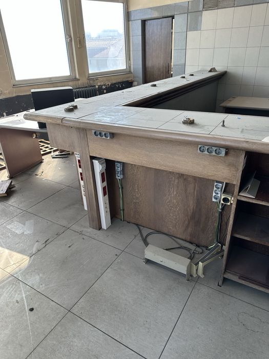 банкови гишета, бар, тизгях с автентична визия