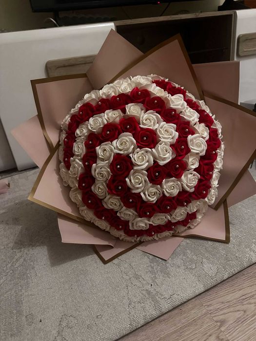 Buchet 101 trandafiri alb-rosu spirala