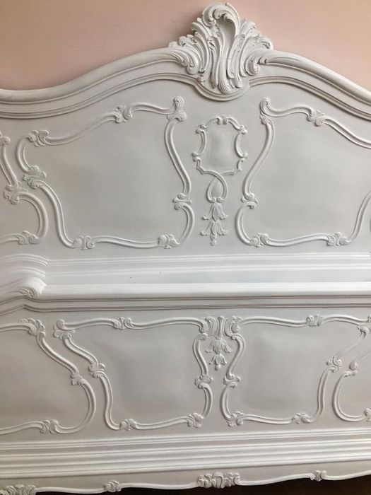 Pat alb stil baroc din lemn