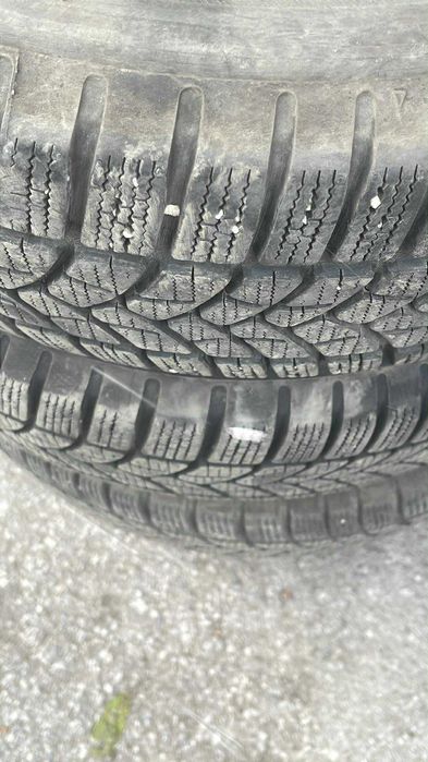 Продавам зимни гуми 2 броя без  кривини   и лепенки