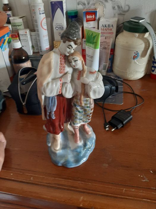 Фарфоровая статуэтка продам.