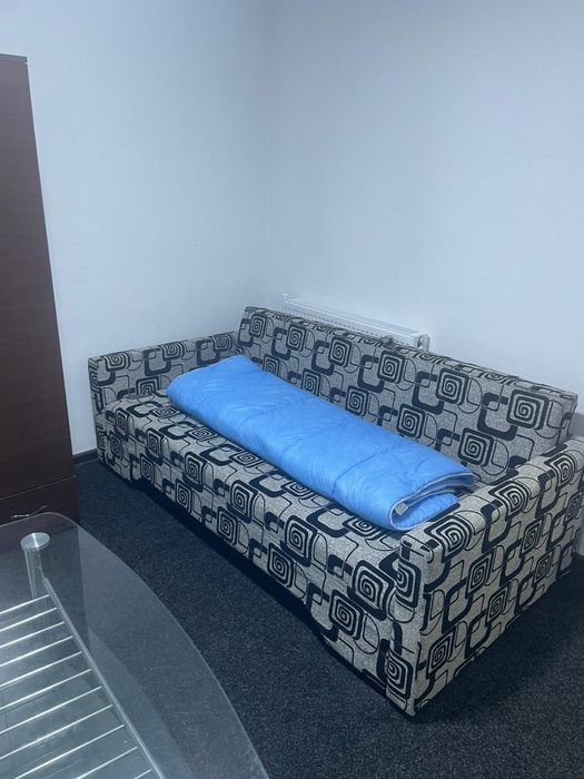 Inchiriez garsoniera la curte