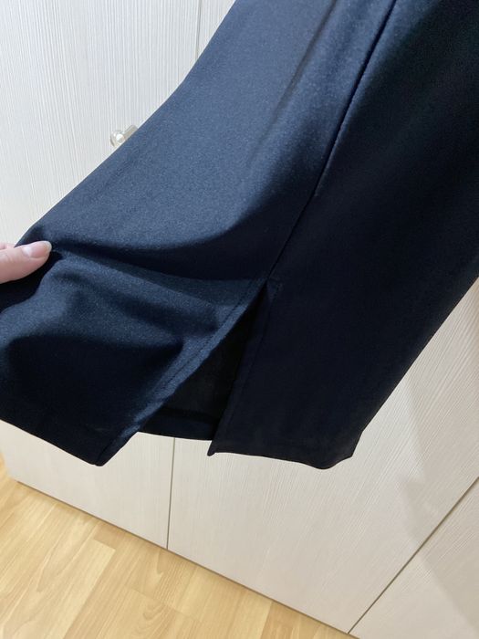 Rochie neagră pe corp
