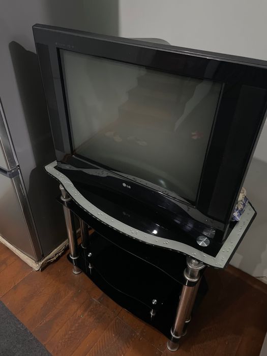 Телевизор LG с подставкой