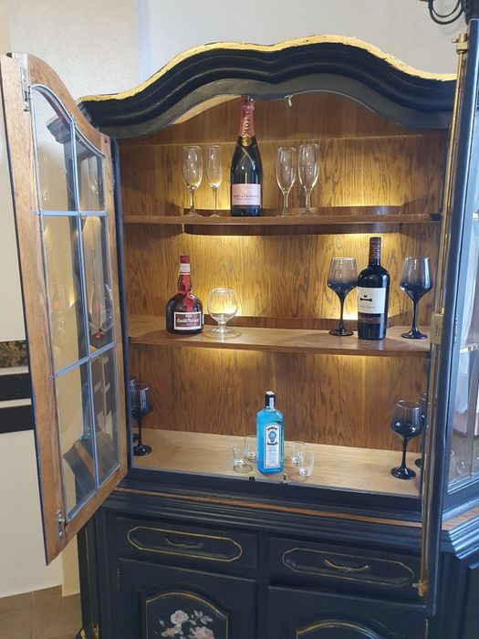 Vitrină lemn masiv, recondiționată, iluminare LED – piesă premium