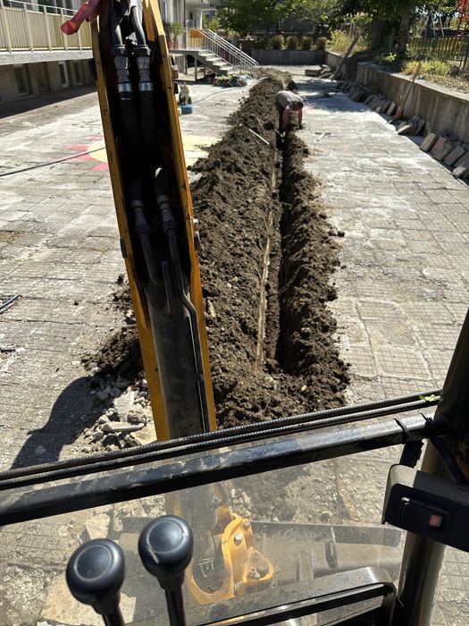 Услуги с мини багер и тристранен самосвал.