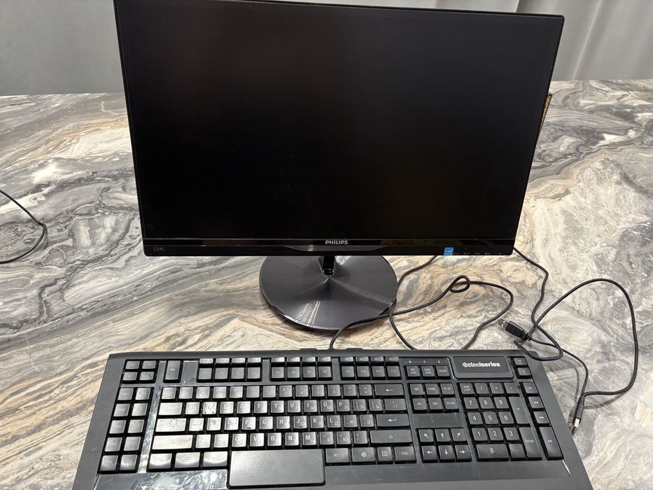 Монитор марки Philips с игровой клавиатурой