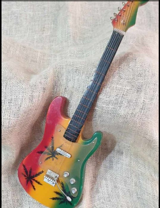 Малка сувенирна китарка