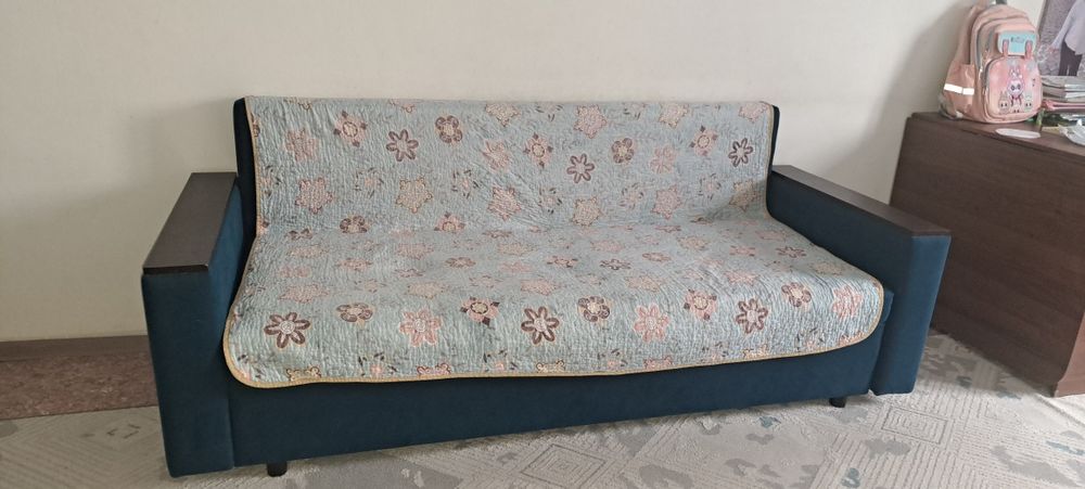 Диван с подушками