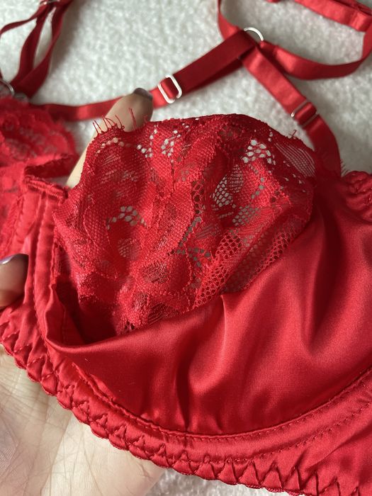 Комплект дамско бельо от сатен с пола и жартиери