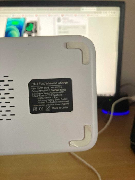 Зарядна станция за Iphone устройства 3 в 1