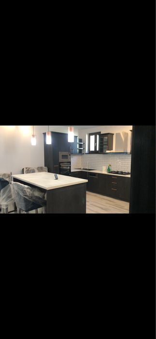 Vand 4 scaune de bar din lemn masiv