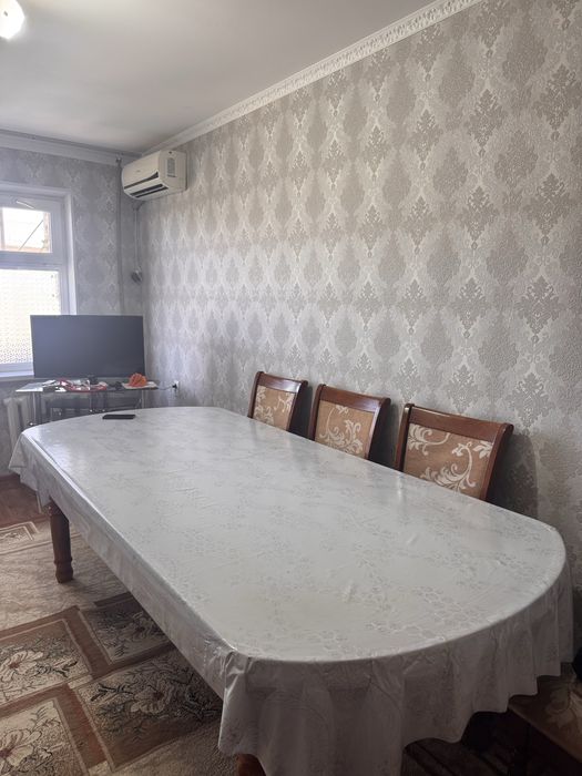Стол стулья.