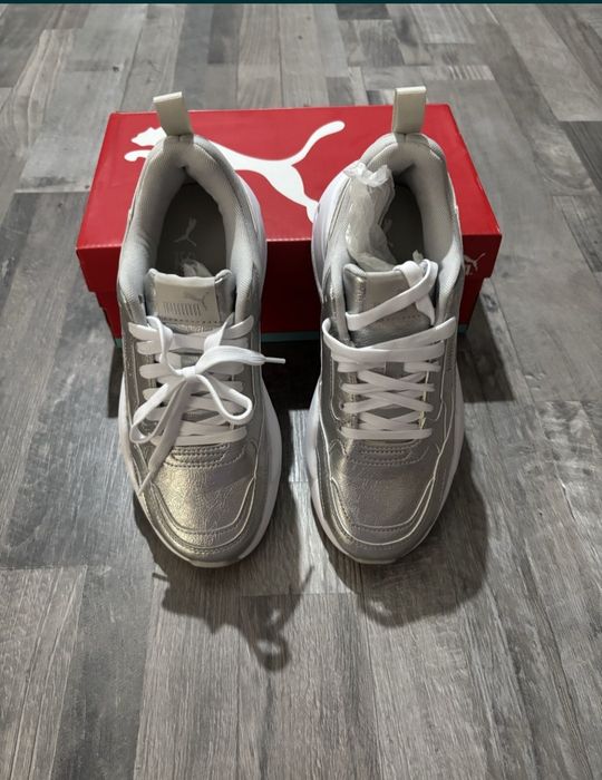 Оригинални дамски маратонки Adidas Ozweego и сребристи Puma.