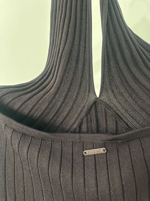 Рокля guess, изрязана на гърдите