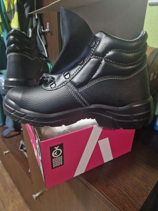 Продавам нови работни обувки