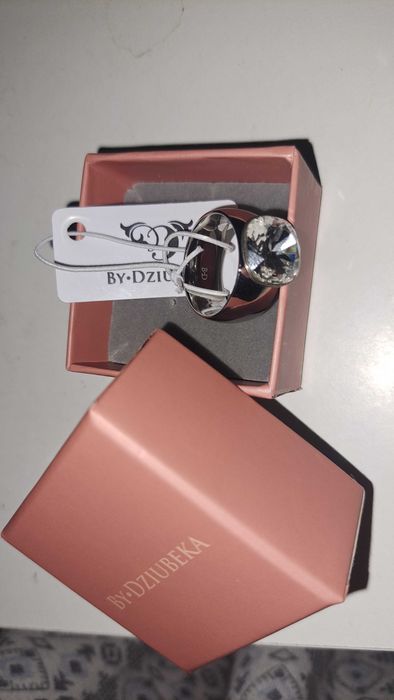 Нежен сребрист пръстен Dziubeka с блестящ кристал