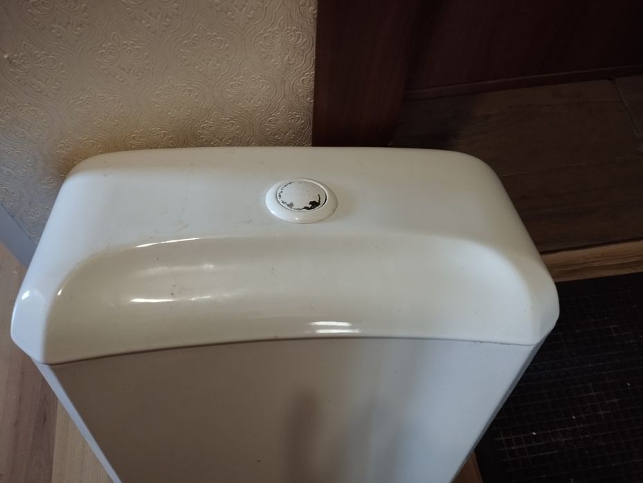 Бачок унитаза. И крышка