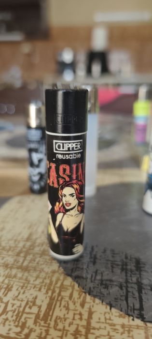 Колекция от 37 оригинални запалки Clipper + подарък дисплей (поставка)