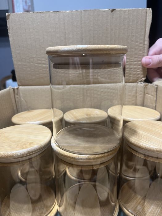 Стъклен буркан с дървена капачка