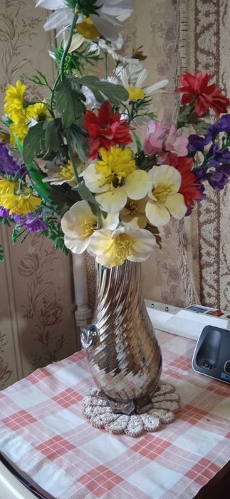 Вазы для цветов,стеклянные,керамические,цветное стекло:чёрное,красное