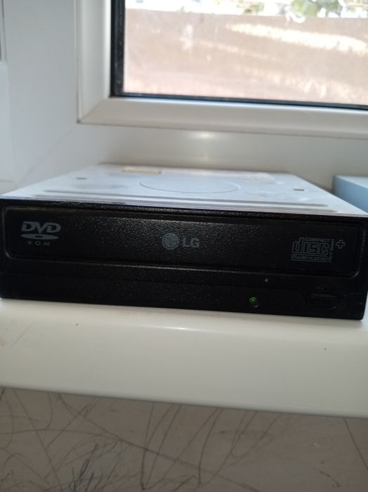 Продам DVD-RW 
Работает отлично, читает и записывает DVD и CD д