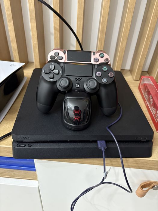 PS4 slim  1 TB, 2 controllere cu statia de incarcare