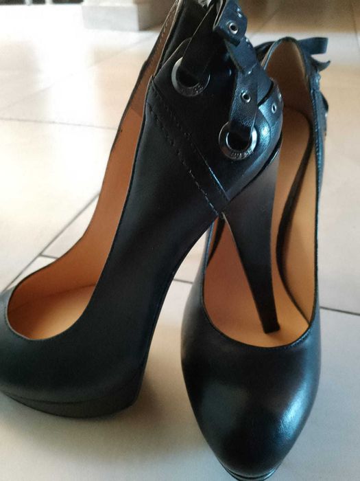 Pantofi superbi Guess originali din piele naturala, marimea 38!