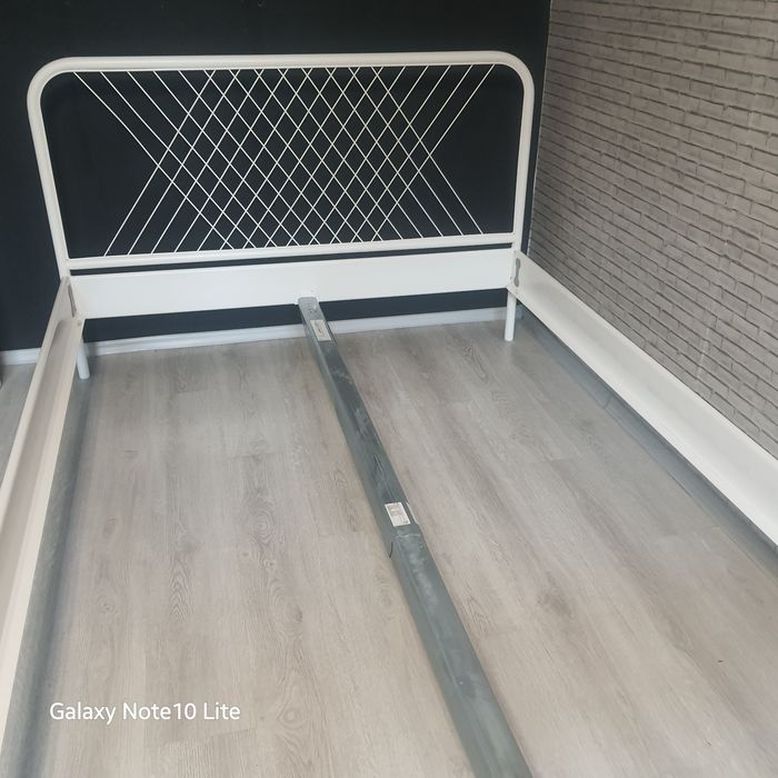 Метално легло - бяло.