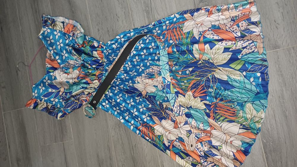 Rochie florala mărimea L,purtata o singură  dată!