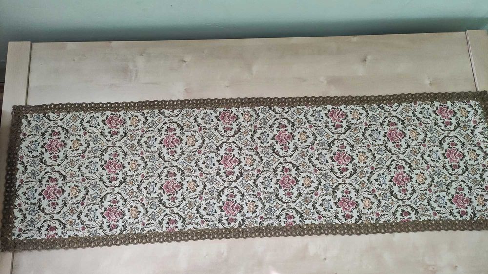 Красива покривка за маса/тишлайфер с втъкана златна нишка