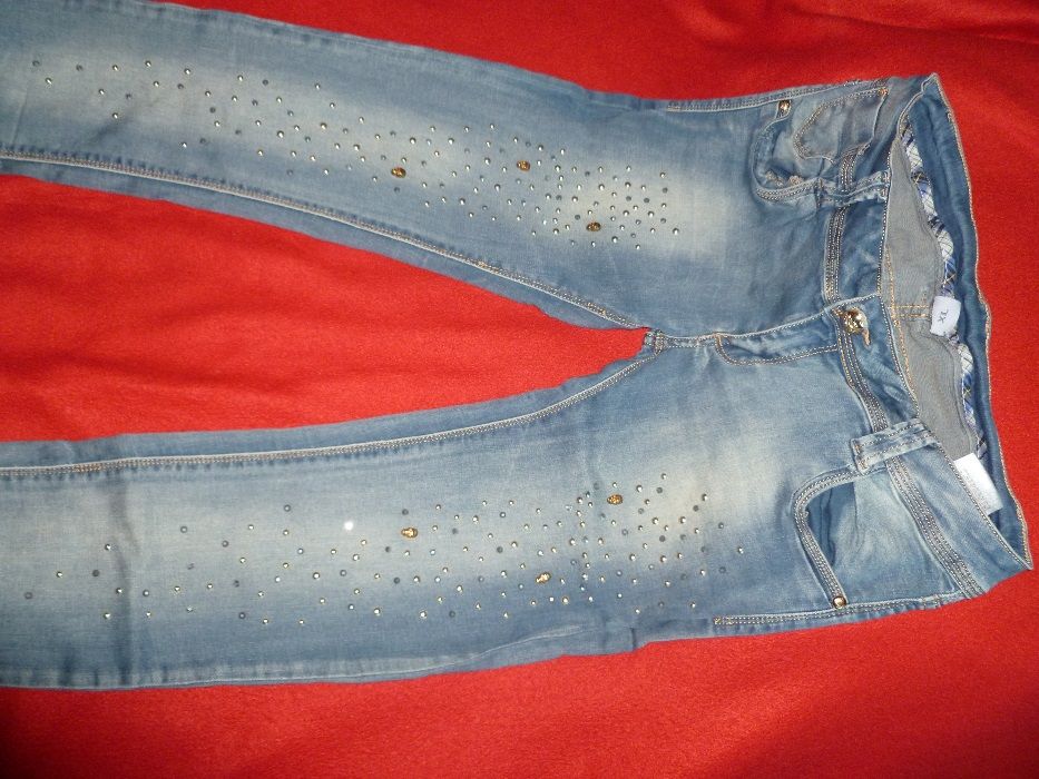 XL страхотни дънки с капси и черепи