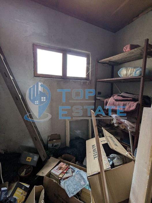 Двуетажна тухлена къща с голям двор в село Поликраище, област Велико