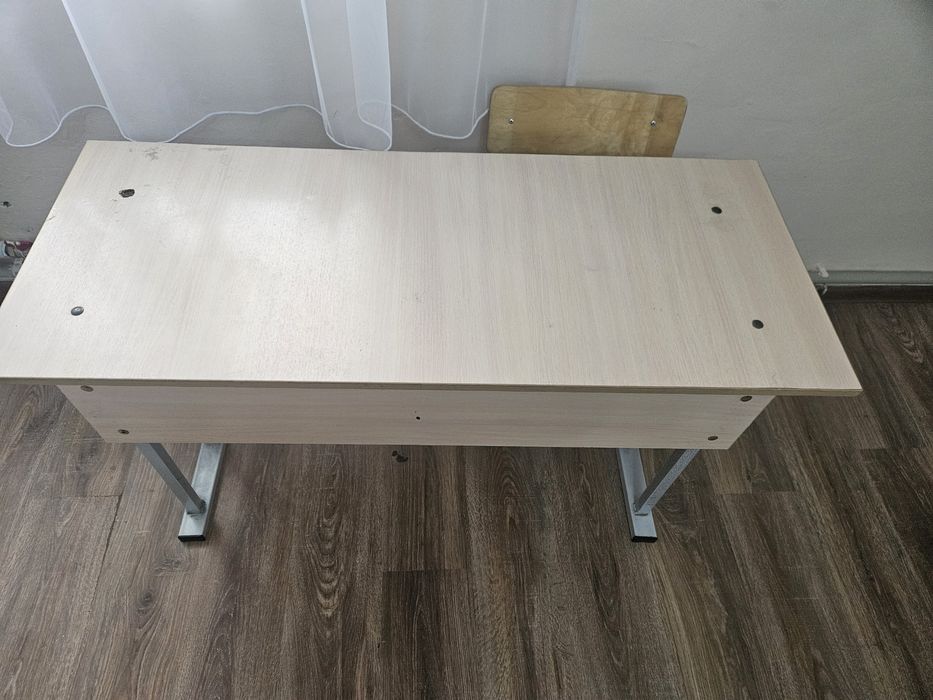 4 парты и 10 стульев