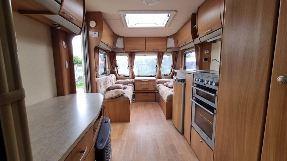 Rulota Swift Charisma 555, 2009, 2 zone, Pat matrimonial, Off camping, boiler gaz